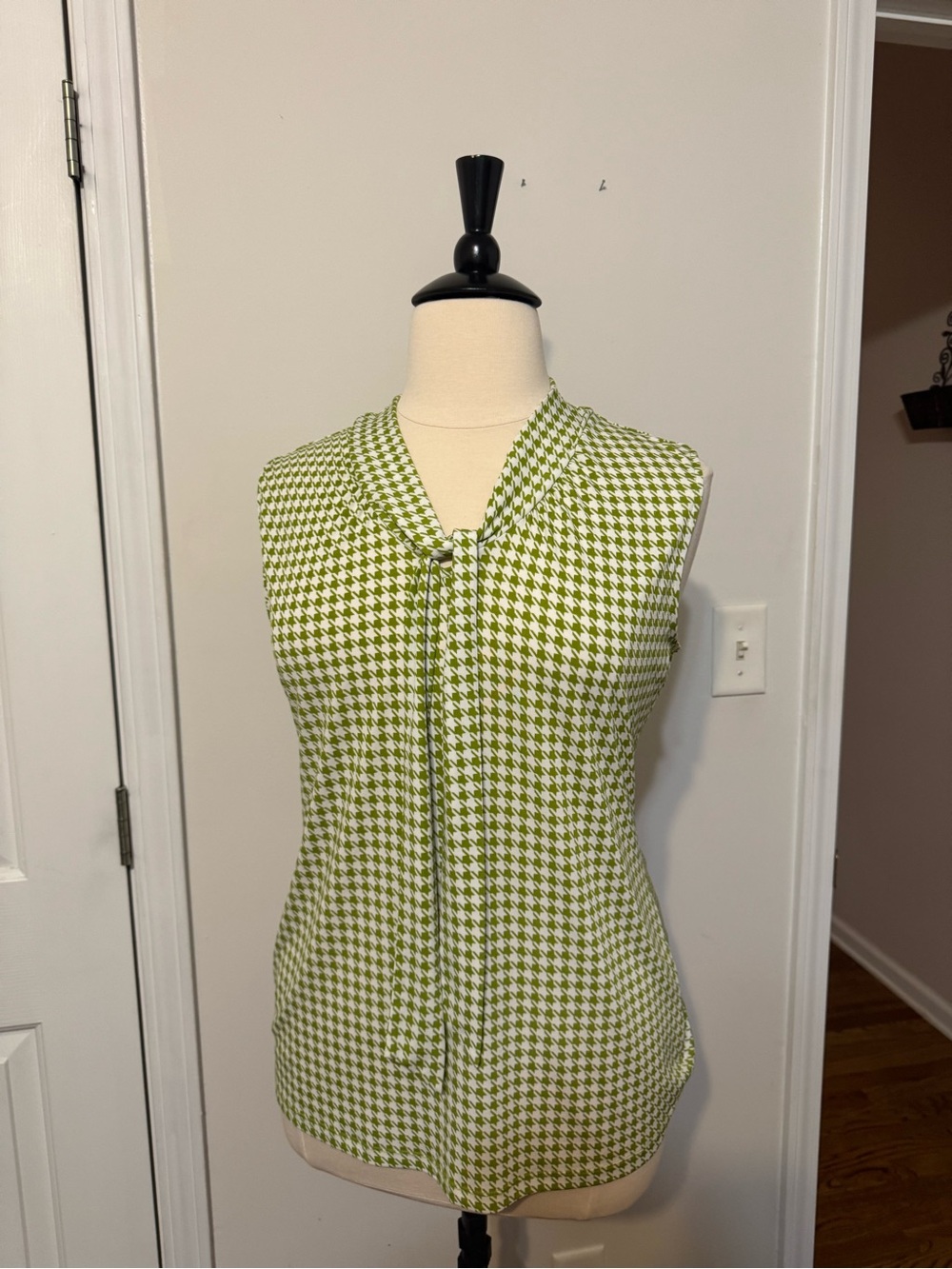 Banana Republic Green Houndstooth Sleeveless Tie-Neck Camisole